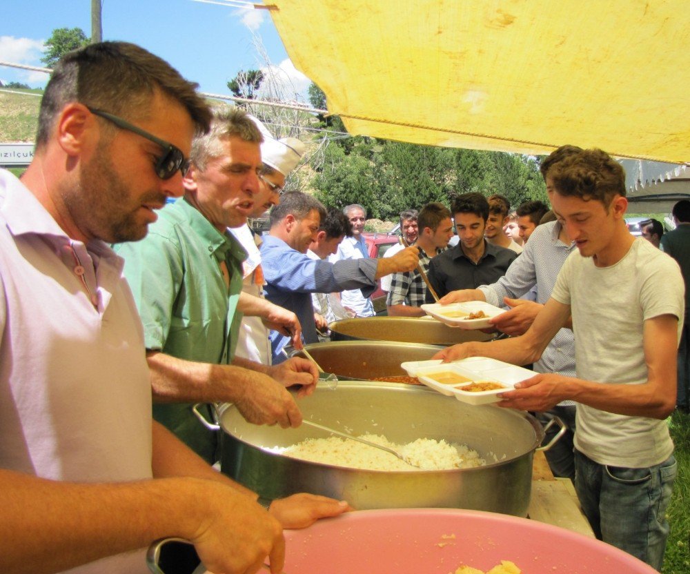 Hayır Yemeğine 500 Kişi Katıldı