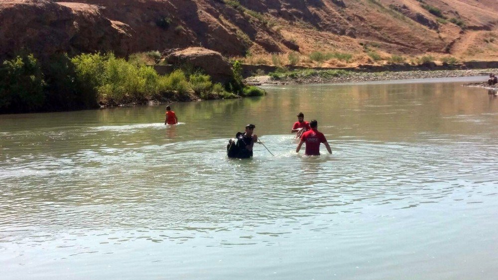 Siirt’te Çaya Giren Çocuk Kayboldu