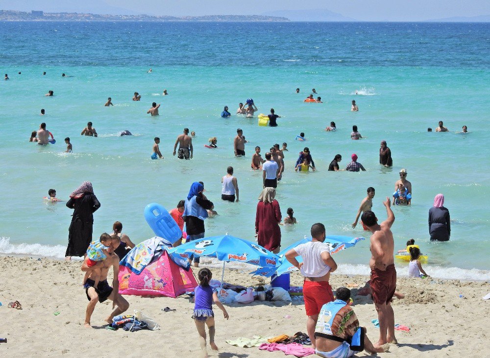 Tatilciler Çeşme Plajlarını Doldurdu