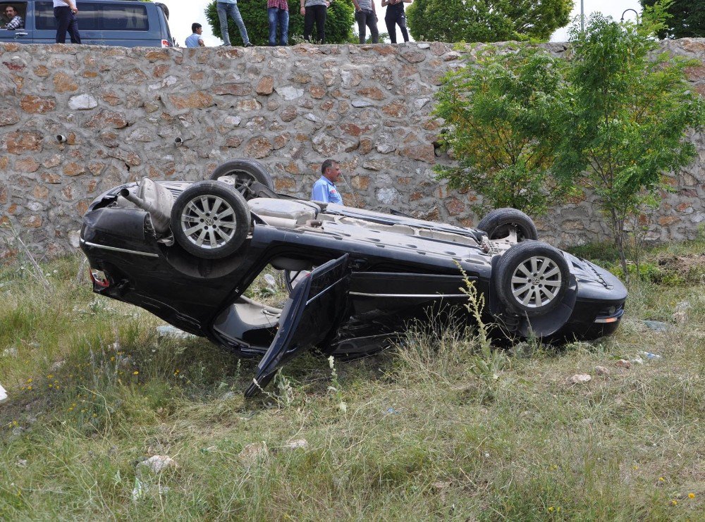 Otomobil İstinat Duvarından Uçtu: 2 Yaralı