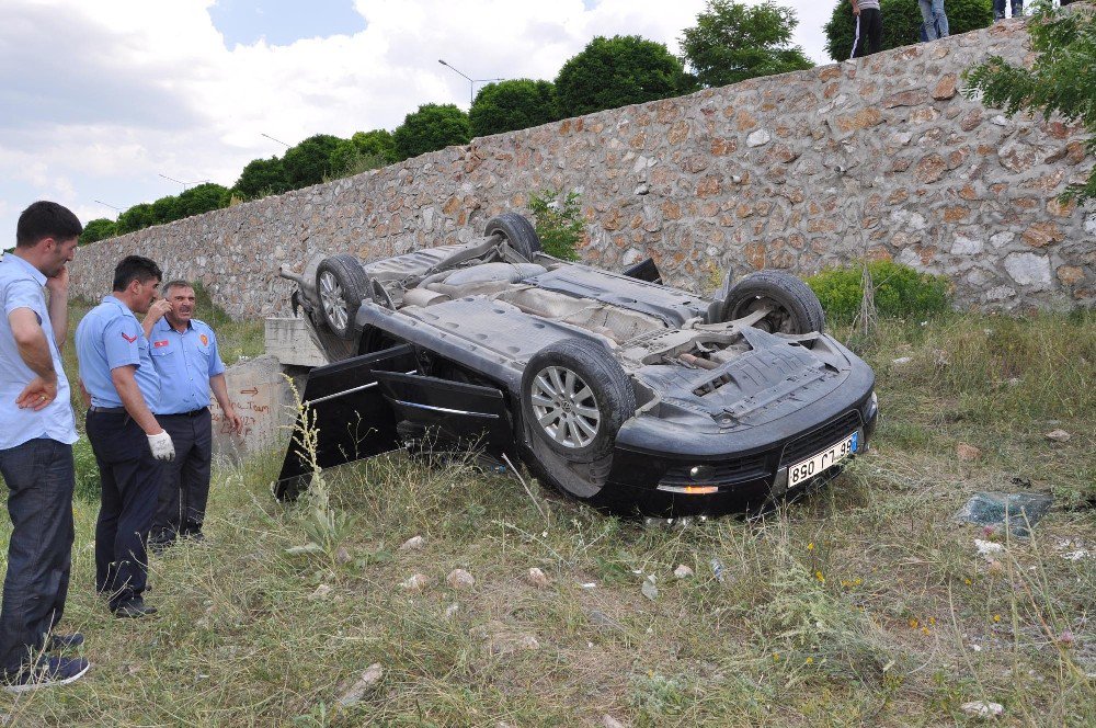 Otomobil İstinat Duvarından Uçtu: 2 Yaralı