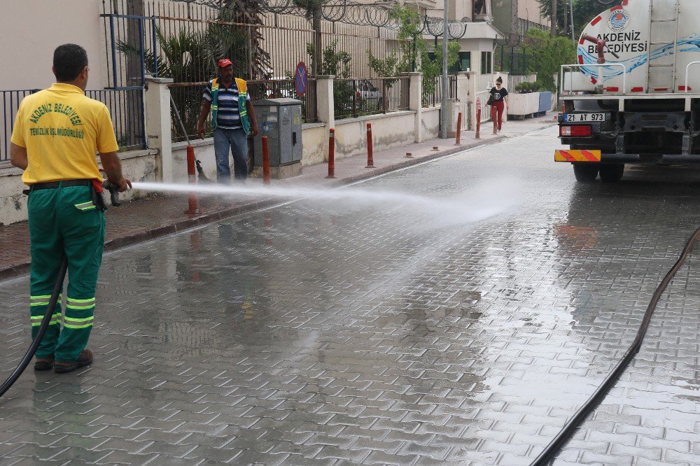 Akdeniz’de Yollar Ve Kaldırımlar Yıkanıyor