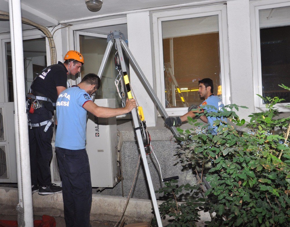 Havalandırma Boşluğunda Mahsur Kalan Kedi, Yüksek Açı Tekniğiyle Kurtarıldı