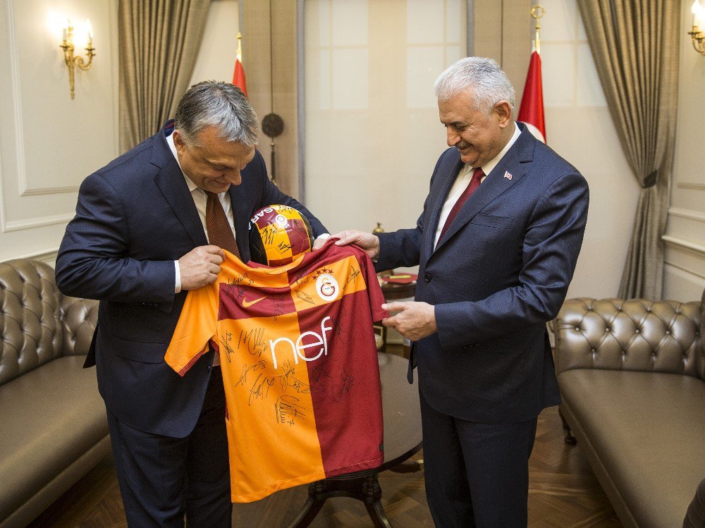 Başbakan Yıldırım’dan Macar Mevkidaşına Galatasaray Jesti