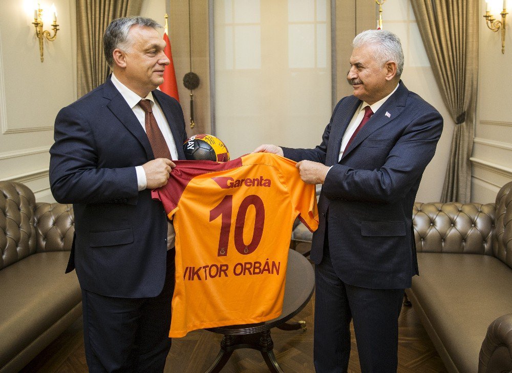 Başbakan Yıldırım’dan Macar Mevkidaşına Galatasaray Jesti