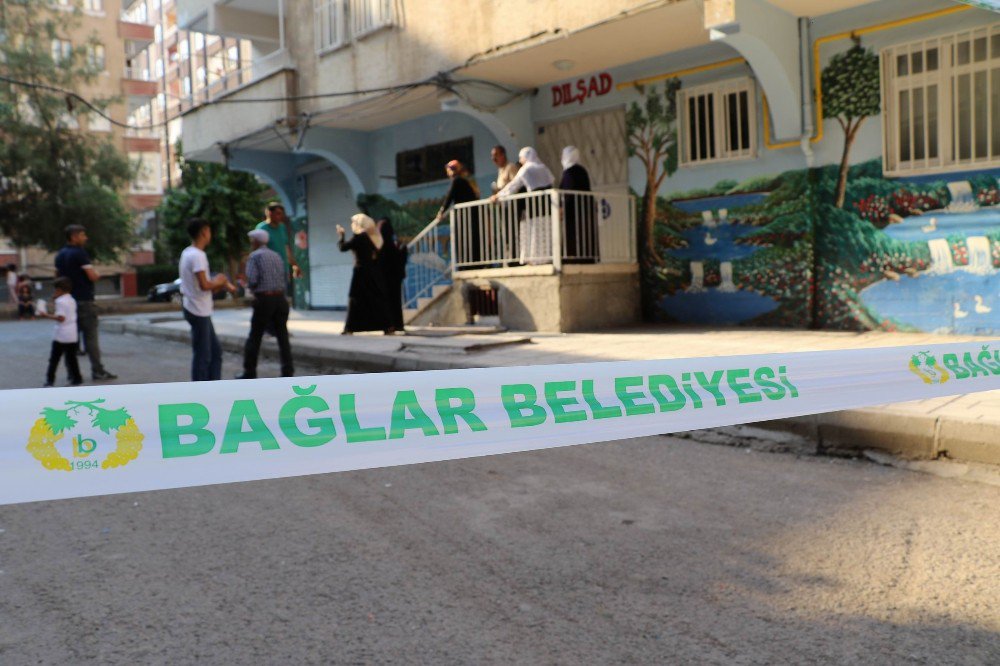 Zabıta Ekipleri, Yıkılma Tehlikesi Bulunan Binanın Kapısını, Vatandaşların Üzerine Kilitledi