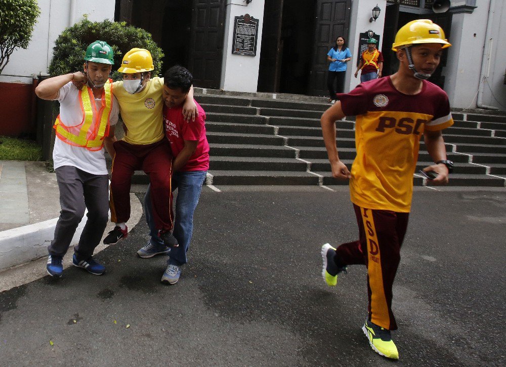 Filipinlerde, Deprem Tatbikatına "Sağır Çocuklar Okulu" Da Katıldı