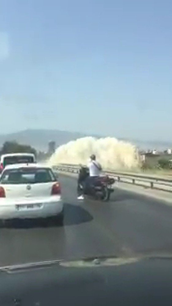 İzmir’de Su Borusu Patladı, Yollar Göle Döndü