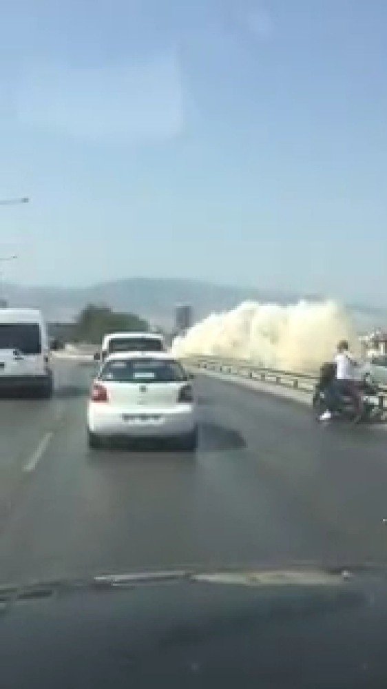 İzmir’de Su Borusu Patladı, Yollar Göle Döndü