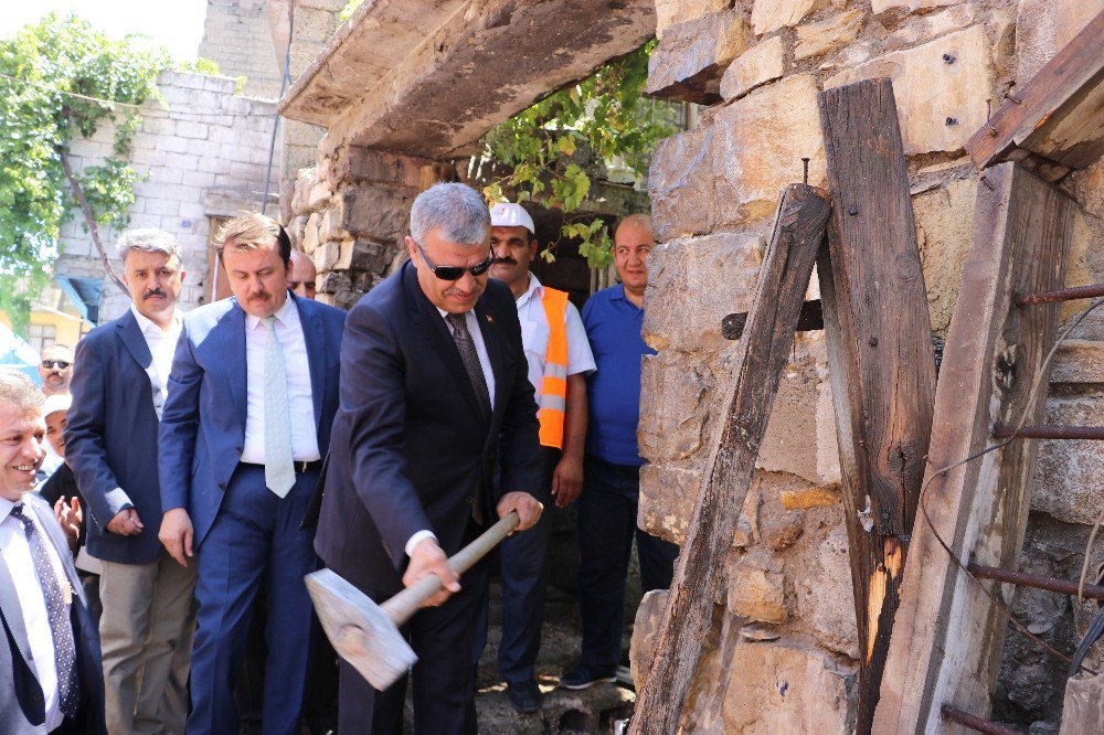 Kahramanmaraş’ta Kentsel Dönüşümde İlk Kazma Vuruldu