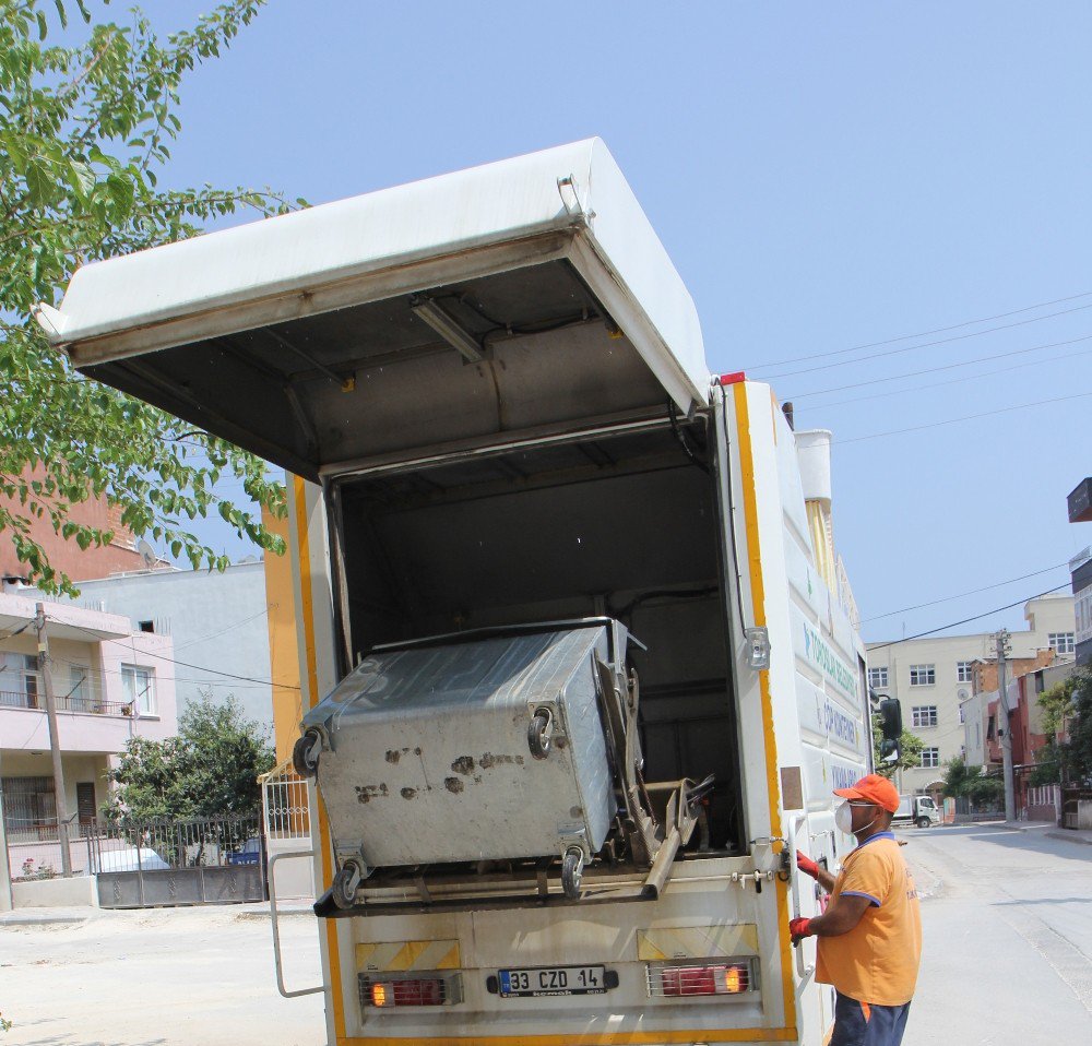 Toroslar’da Çöp Konteynerleri Dezenfekte Ediliyor