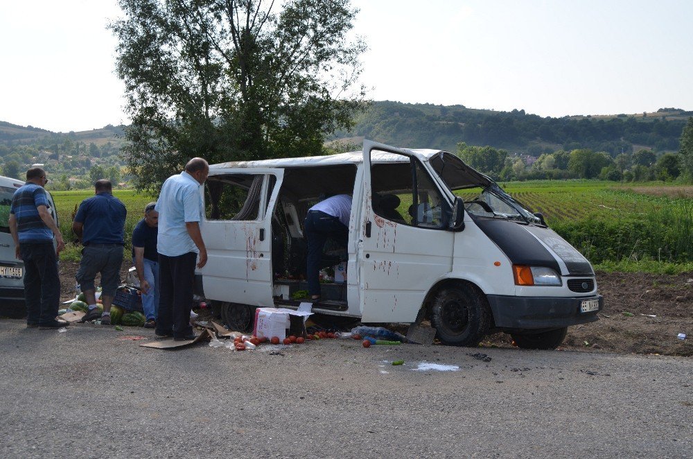 Lastiği Patlayan Minibüs Devrildi: 8 Yaralı