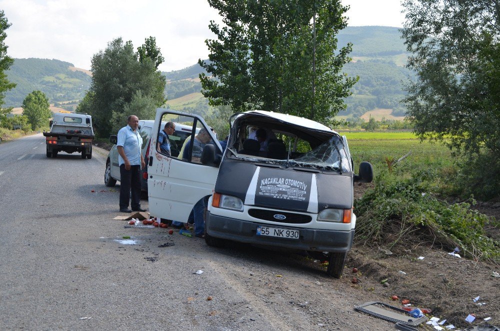 Lastiği Patlayan Minibüs Devrildi: 8 Yaralı