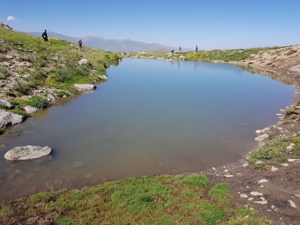 Hakkari’deki Yaylalarda 4 Mevsim Bir Arada Yaşanıyor