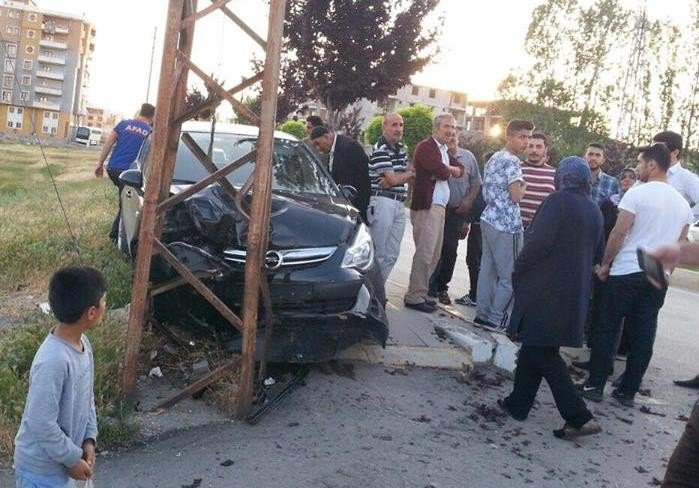 Van’da Trafik Kazası: 2 Yaralı