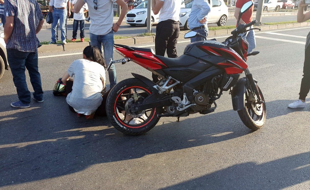 Otomobille Çarpışan Motosikletliyi Başındaki Kaskı Kurtardı