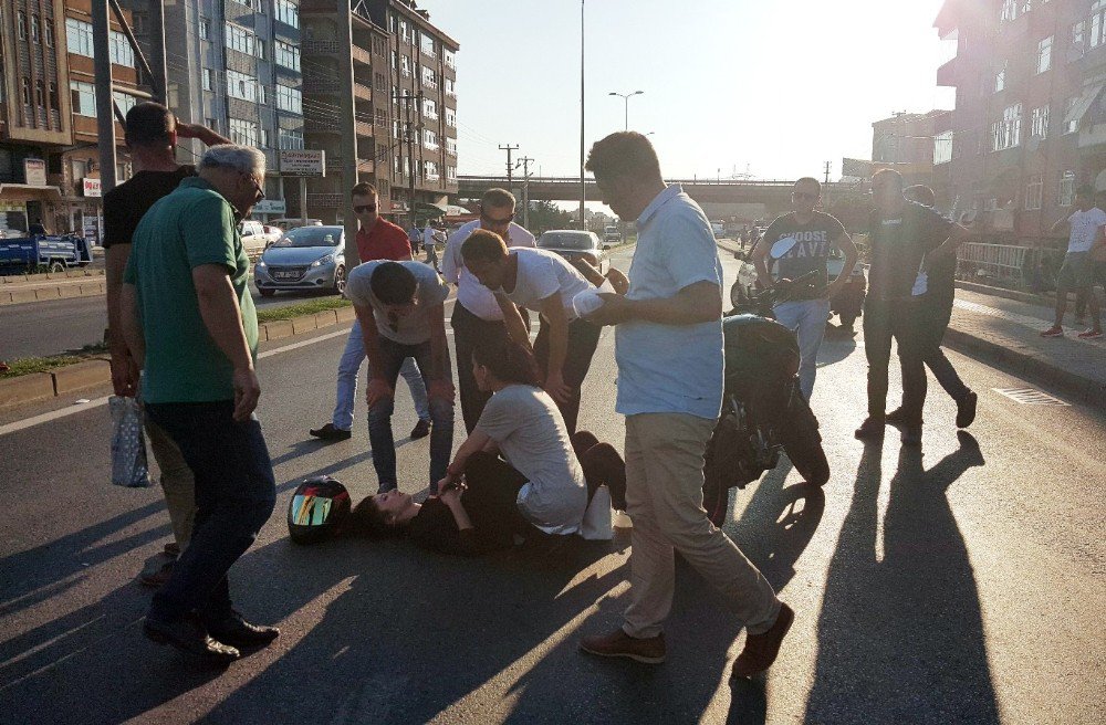 Otomobille Çarpışan Motosikletliyi Başındaki Kaskı Kurtardı