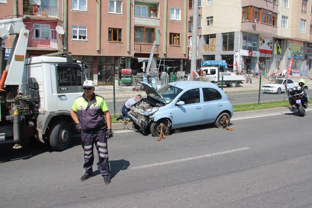 Karşı Şeride Geçen Otomobilden Burnu Bile Kanamadan Çıktı