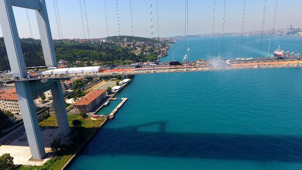 15 Temmuz Şehitler Köprüsü’nde Mastik Asfalt Dökülmesi Havadan Görüntülendi