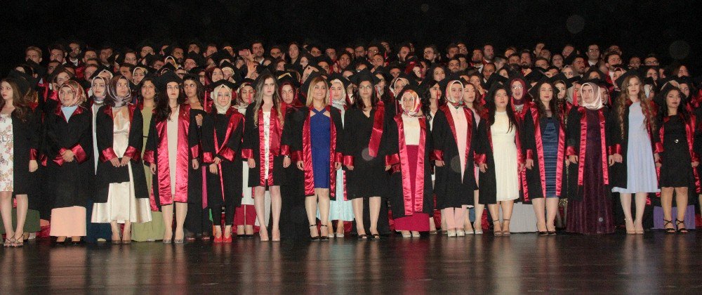 Tıp Fakültesinden 205 Öğrenci Mezun Oldu