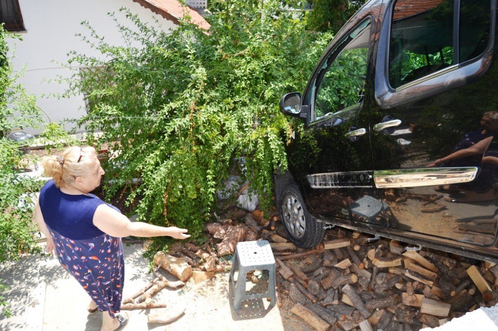 Otomobiliyle Bir Evin Bahçesinin Davetsiz Konuğu Oldu