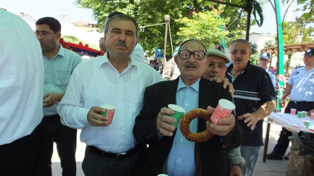 Bigadiç’de Belediye Çeşmesinden Buz Gibi Ayran Aktı