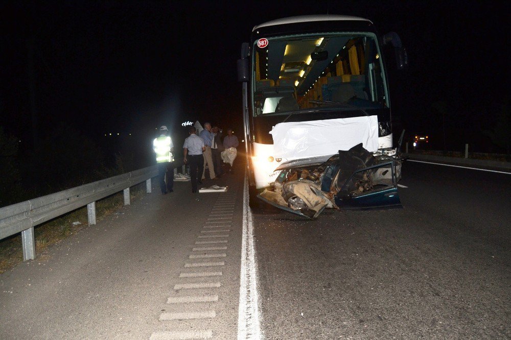 Yolcu Otobüsü Otomobili İkiye Böldü: 2 Ölü