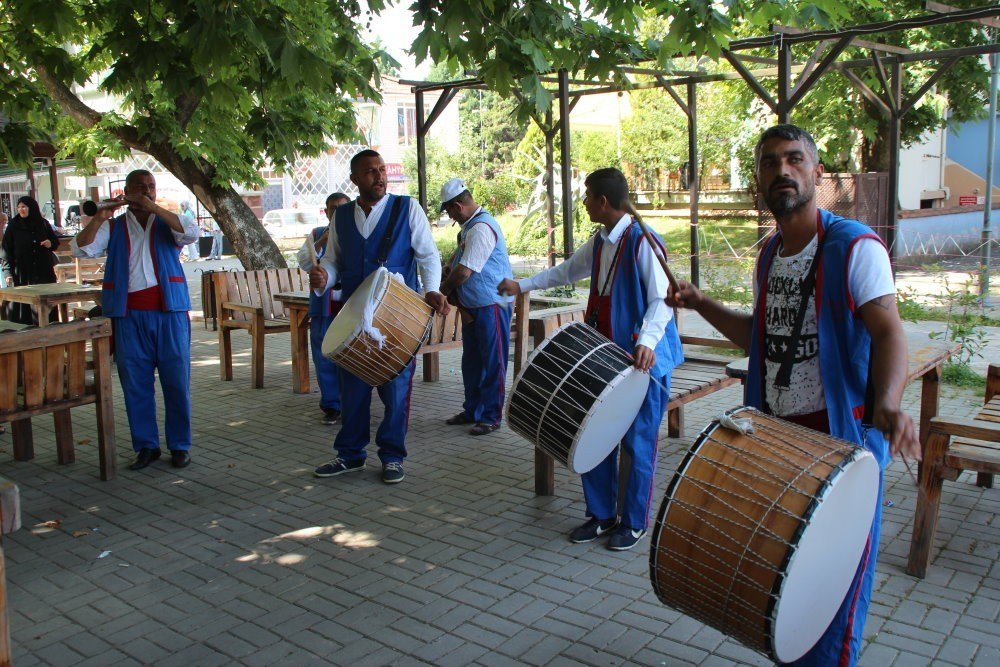 Güreşçi Ve Protokol Üyeleri Davul Zurna Eşliğinde Akyazı’da Çarşıyı Gezdi