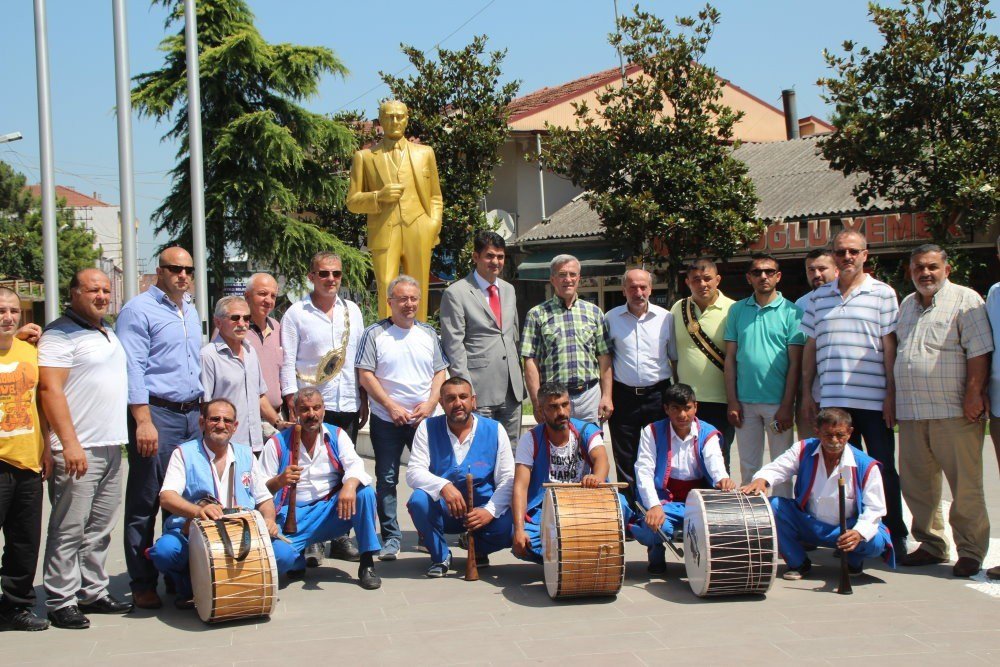 Güreşçi Ve Protokol Üyeleri Davul Zurna Eşliğinde Akyazı’da Çarşıyı Gezdi