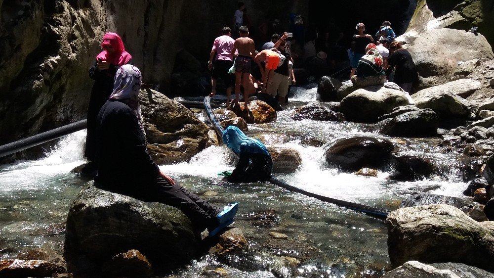 Hava Sıcaklığı 40 Dereceyi Bulunca Herkes Serinlemek İçin Şelaleye Koştu