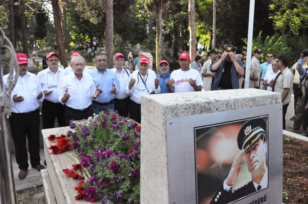 Kılıçdaroğlu, Şehit Emniyet Müdürü Gaffar Okkan’ın Mezarını Ziyaret Etti