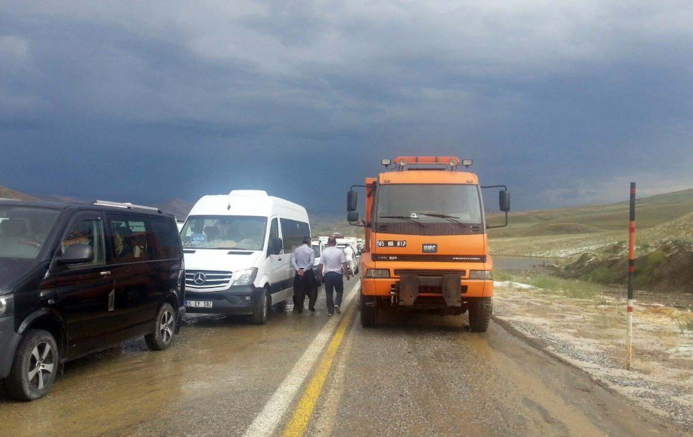 Hakkari-van Karayolu Selden Ulaşıma Kapandı