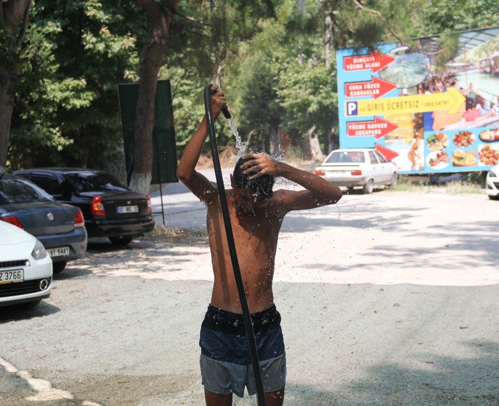 Alanya’da Sıcaktan Bunalanlar Kendilerini Serin Sulara Attı