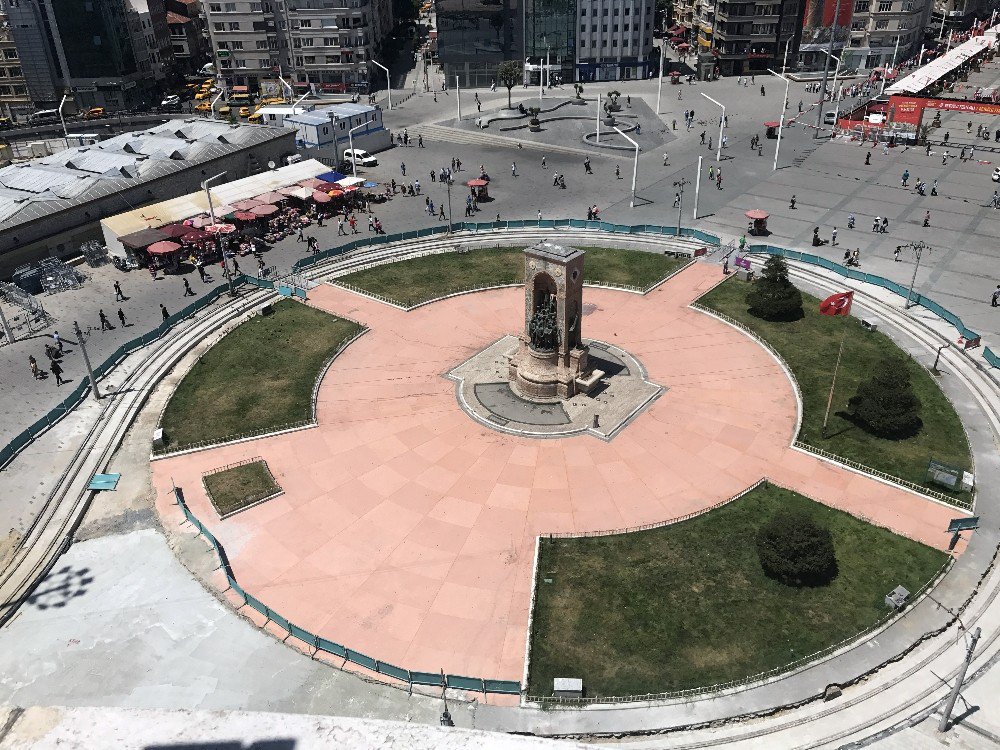 Vatandaşlar Gölgeyi Tercih Edince, İstiklal Caddesi’nin Bir Tarafı Boş Kaldı