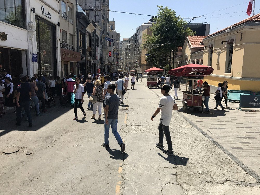 Vatandaşlar Gölgeyi Tercih Edince, İstiklal Caddesi’nin Bir Tarafı Boş Kaldı