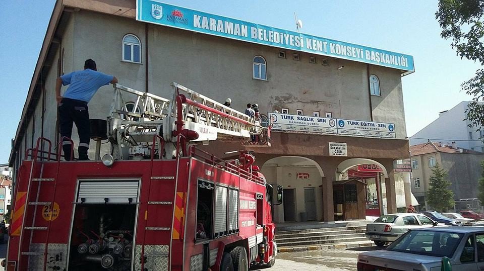 Karaman’da İş Merkezinin Giriş Çatısında Yangın