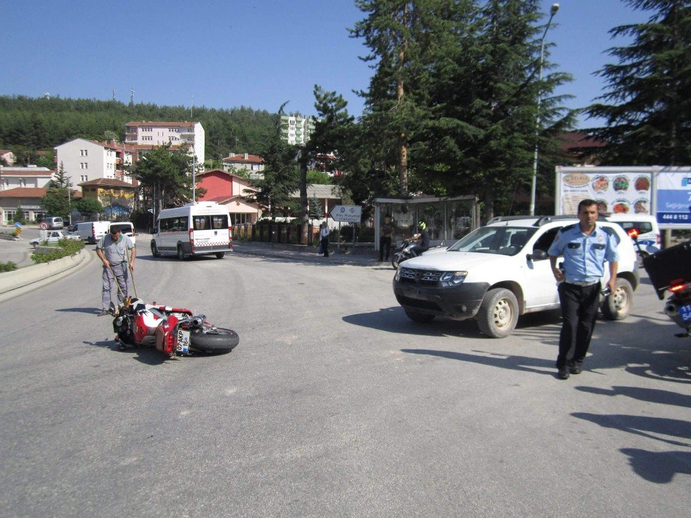 Bilecik’te Motosiklet İle Otomobil Çarpıştı,motosiklet Sürücüsü Yaralandı