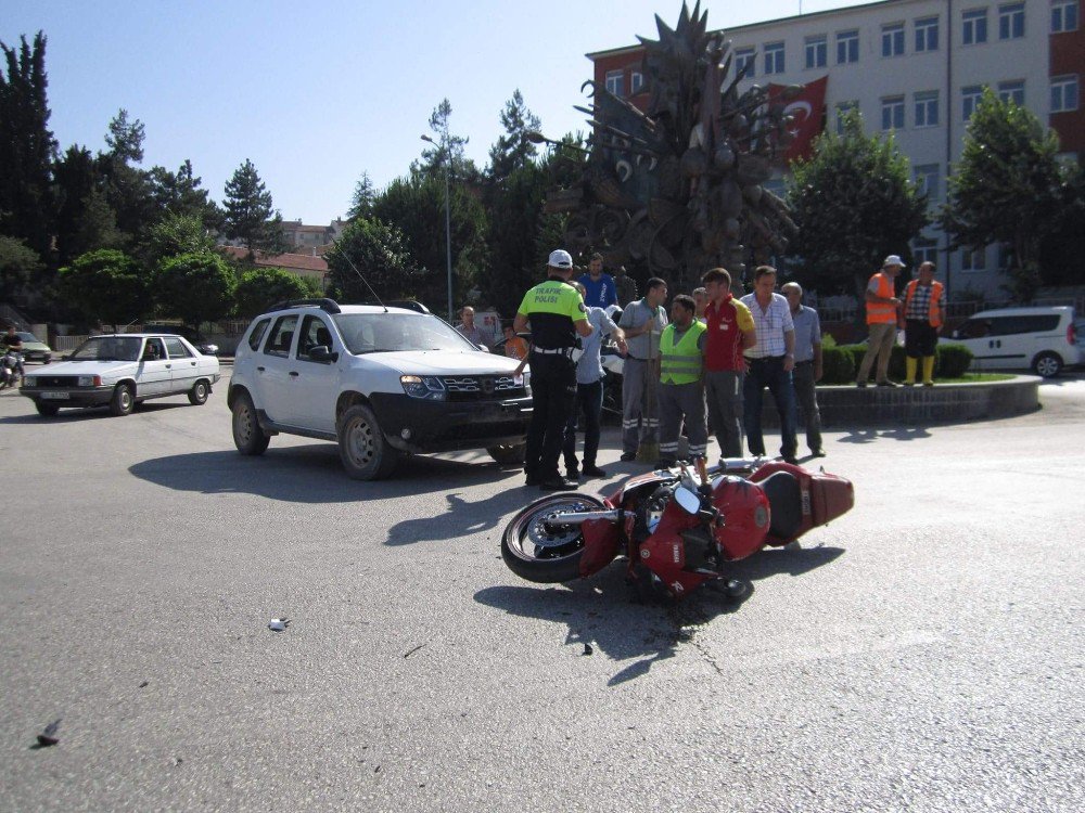 Bilecik’te Motosiklet İle Otomobil Çarpıştı,motosiklet Sürücüsü Yaralandı