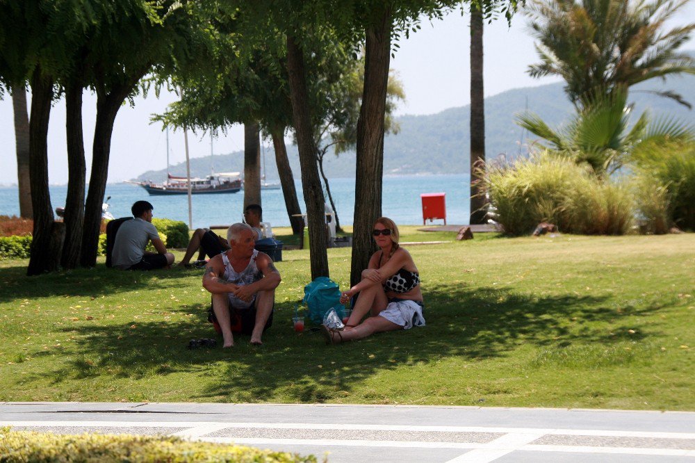 Marmaris’te Aşırıcı Sıcak Sahilleri Boşalttı