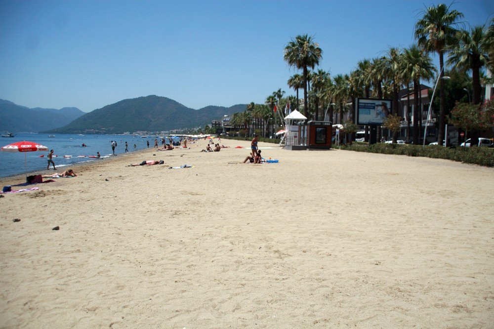 Marmaris’te Aşırıcı Sıcak Sahilleri Boşalttı