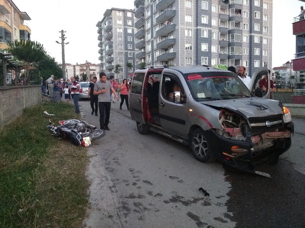 Dolmuş Taksi İle Motosiklet Çarpıştı: 1 Yaralı