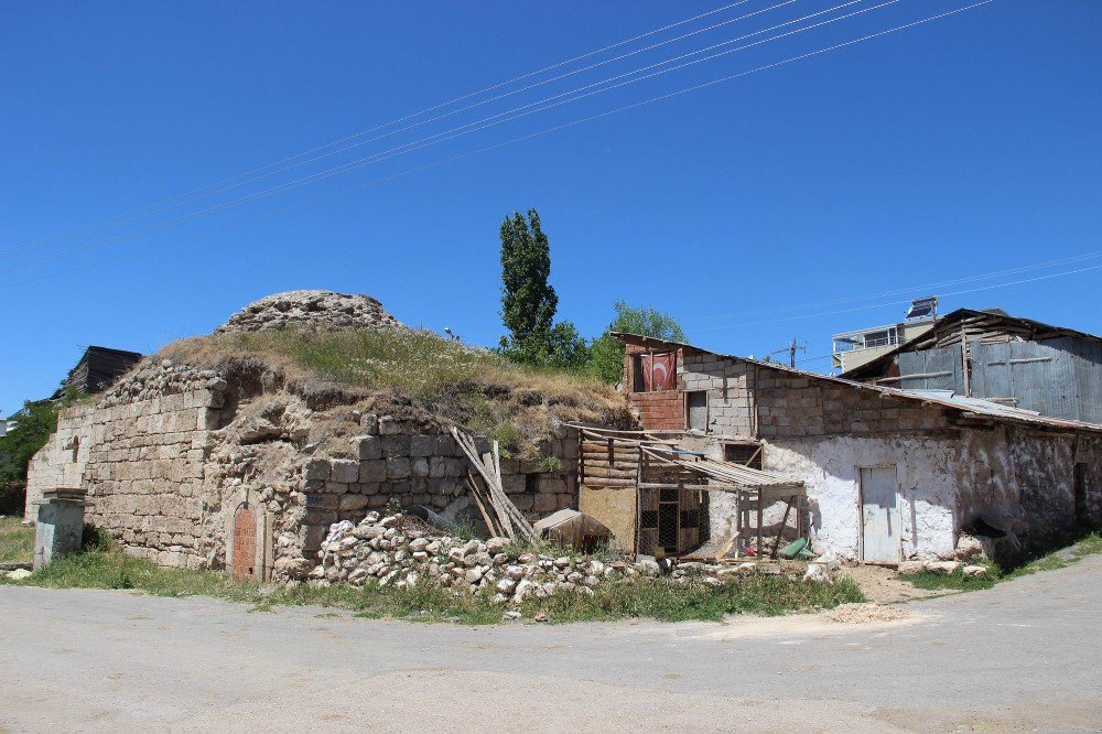 Tarihi Hamamın Kalan Yarısı Ahır Oldu