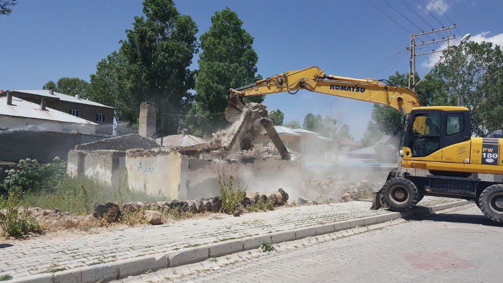 Çaldıran’daki Metruk Yapılan Yıktırılıyor