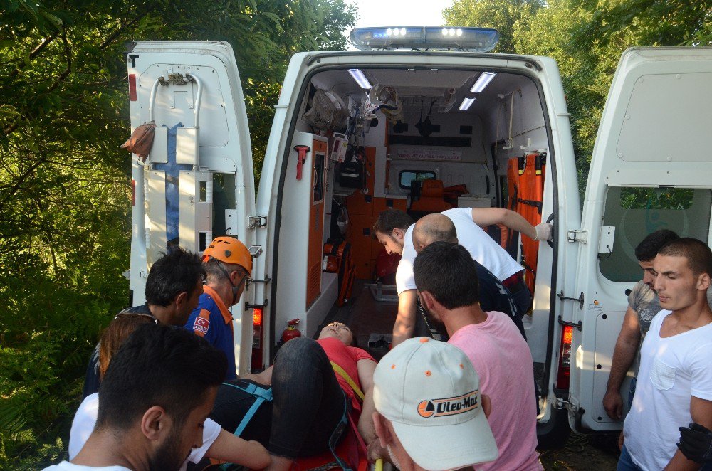 Zonguldak’ta Otomobil Uçuruma Yuvarlandı: 2 Yaralı