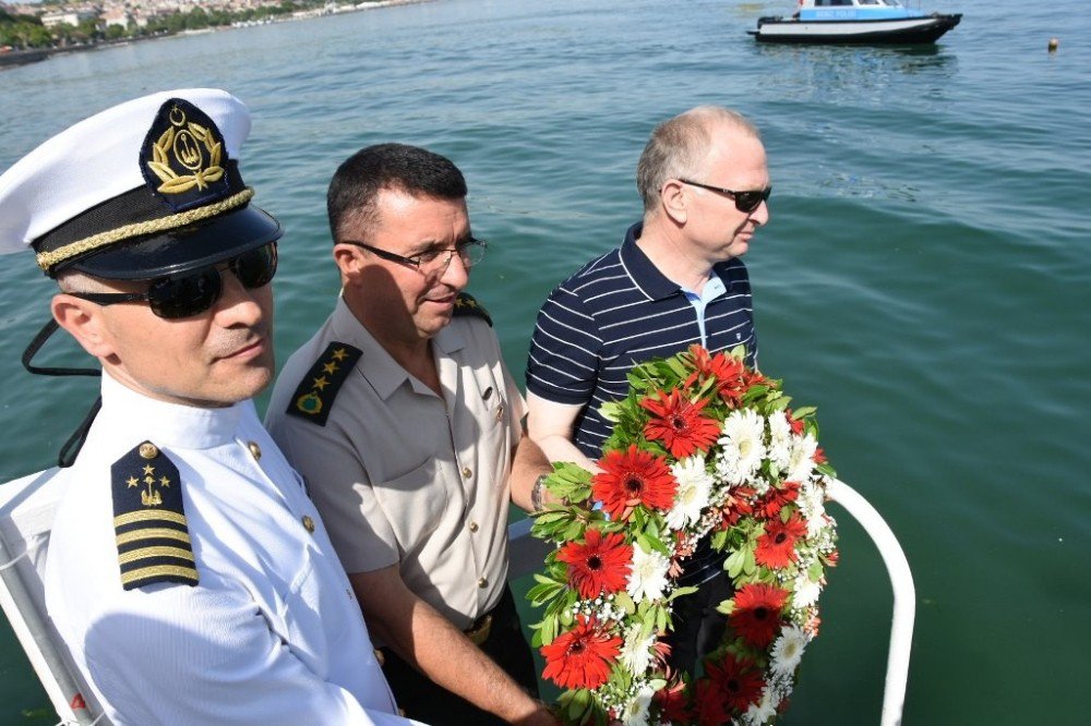 Deniz Şehitleri Anısına Hazırlanan Çelenk Denize Bırakıldı