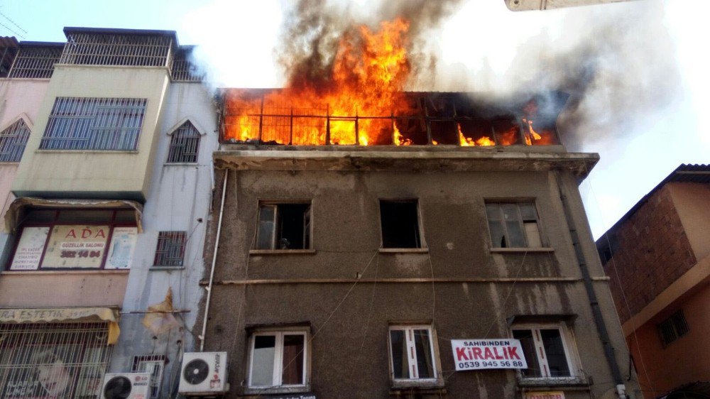 Adana’da Tarihi Çerçinin Atölyesi Yandı