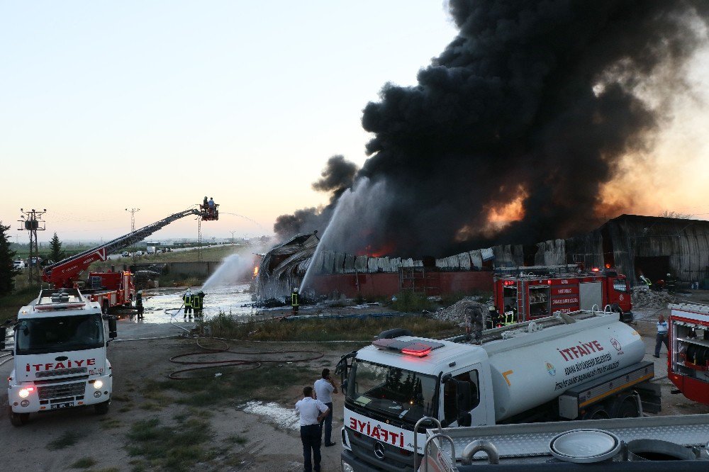 Adana’da Boya Fabrikasında Korkutan Yangın