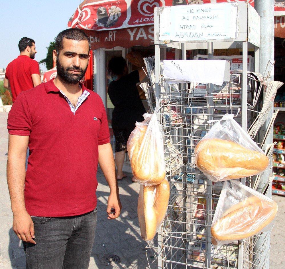 "Askıda Ekmek"le Fakiri Doyuruyor