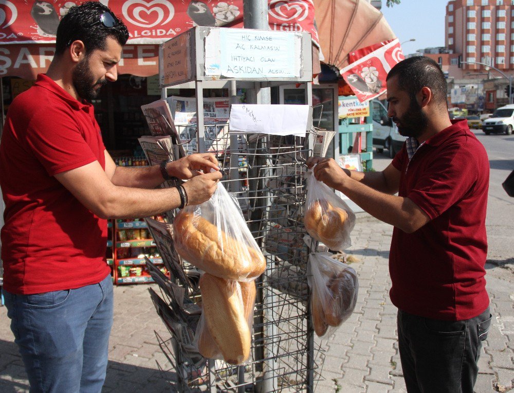 "Askıda Ekmek"le Fakiri Doyuruyor