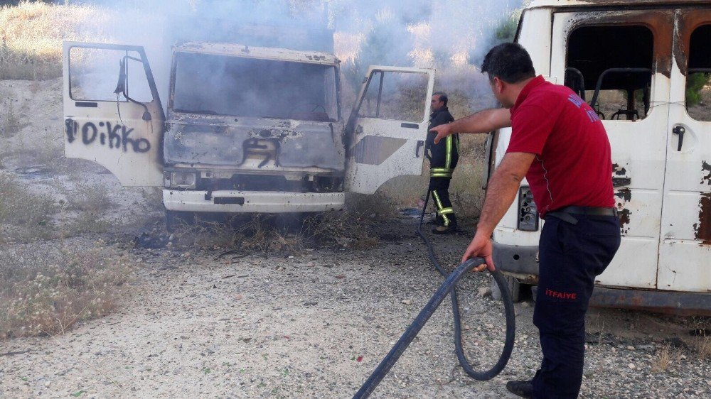 Adıyaman’da Terkedilmiş Kamyonet Yandı